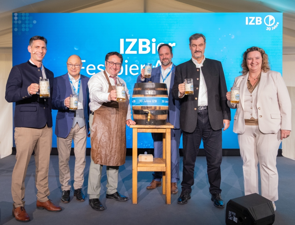 Anstich des Festbiers - Christian Gnam, Geschäftsführer IZB, Bürgermeister Hermann Nafziger, Gemeinde Planegg, Staatssekretär Tobias Gotthardt, Oberbürgermeister Tobias Eschenbacher, Stadt Freising, Ministerpräsident Dr. Markus Söder, Landtagsabgeordnete Kerstin Schreyer (v.l.n.r.)